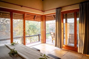 Egyptian cotton sheets, premium bedding, down duvets, in-room safe - Shimungwe lodge (Hoedspruit)