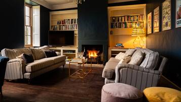 Deluxe House | Living area | Smart TV, fireplace, Netflix, smart speakers