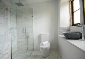 Casa Deluxe | Baño | Regadera, regadera tipo lluvia, secadora de cabello, toallas 