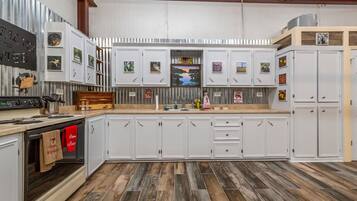 Coffee/tea maker, fridge, microwave, oven