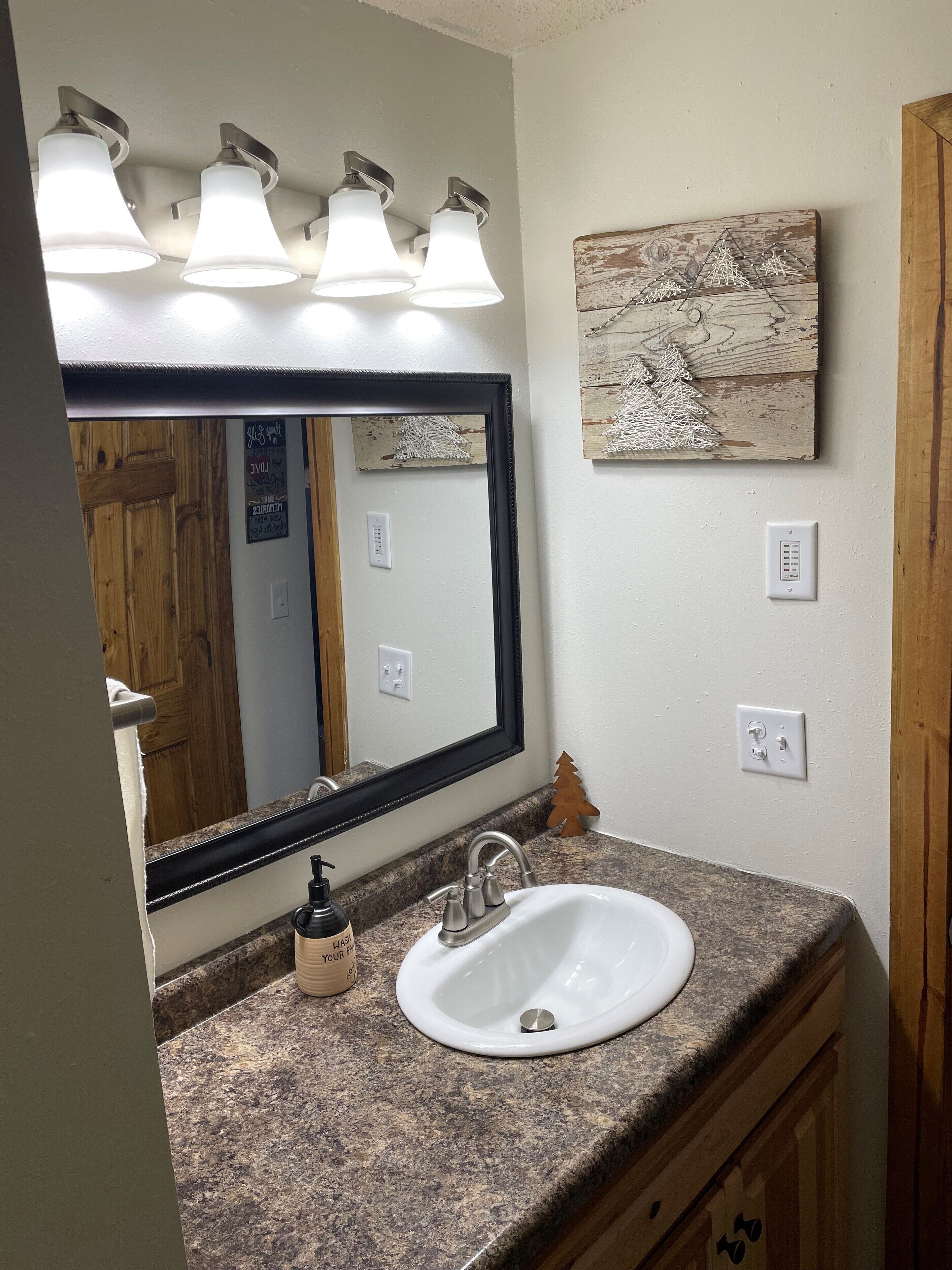 Douche, sèche-cheveux, serviettes fournies, papier toilette