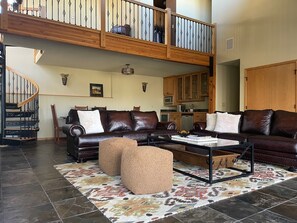 Smart TV, chimenea y libros 