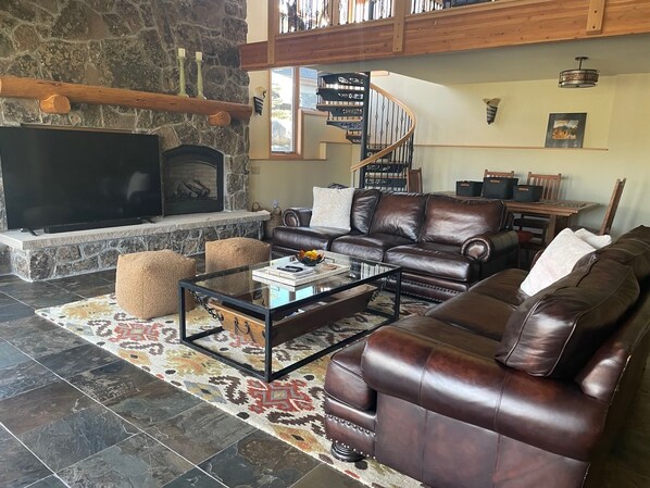 Smart TV, chimenea y libros 