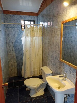 Family Triple Room | Bathroom