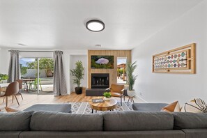 Una Smart TV, un futbolín, libros