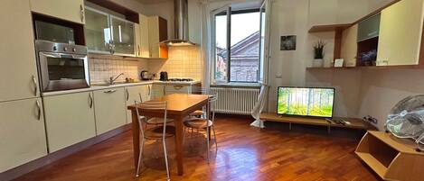 Kühlschrank, Mikrowelle, Ofen, Geschirrspüler