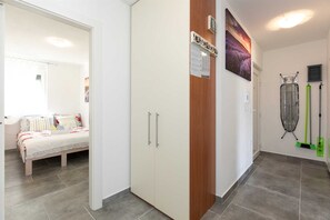 2 bedrooms, iron/ironing board, free WiFi, bed sheets