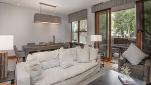 Ein modernes Wohnzimmer mit einer Couch, einem Couchtisch und einem Essbereich.