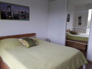2 habitaciones, escritorio, tabla de planchar con plancha y wifi