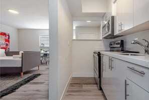 Frigorifero, microonde, forno, piano cottura