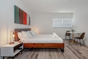 Escritorio, tabla de planchar con plancha, wifi gratis y ropa de cama 
