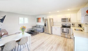 冰箱、微波炉、烤箱、炉灶