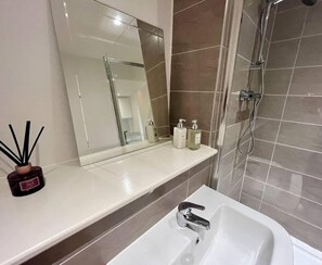 Appartement, 1 grand lit | Salle de bain | Douche, sĂšche-cheveux, serviettes fournies, shampoing