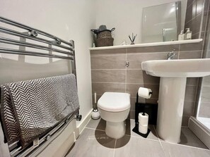 Apartment, 1 Queen Bed | Bathroom | Shower, hair dryer, towels, shampoo