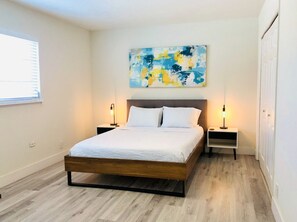 1 chambre, bureau, fer et planche à repasser, lit parapluie