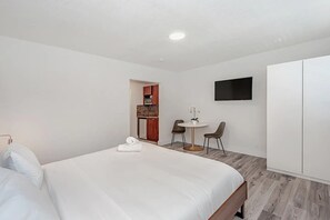 Schreibtisch, Bügeleisen/Bügelbrett, Reisekinderbett, kostenloses WLAN