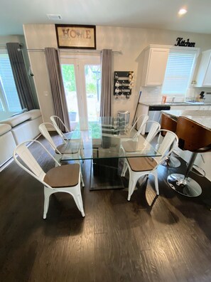 Dining - Spacious, quiet 4 br 🏡 1 mile to DT Lawrenceville (Lawrenceville)