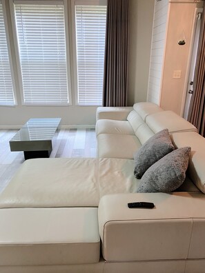 Living area - Spacious, quiet 4 br 🏡 1 mile to DT Lawrenceville (Lawrenceville)