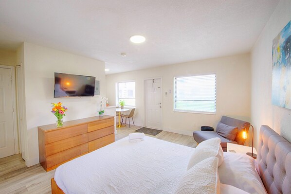 Ropa de cama hipoalergénica, escritorio y tabla de planchar con plancha