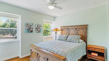 4 chambres, bureau, fer et planche à repasser, lit parapluie