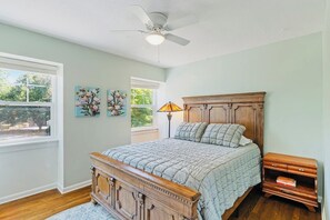 4 chambres, bureau, fer et planche à repasser, lit parapluie