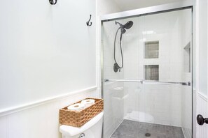 Douche, sèche-cheveux, serviettes fournies, savon