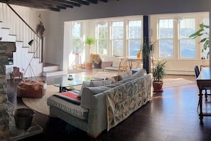 TV connectée, cheminée, livres, médiathèque