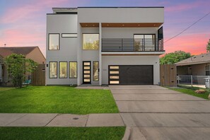Exterior - Modern 5 BD|4 BR with Pool & Downtown Views (Dallas)