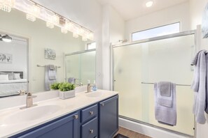Hair dryer, towels - Stylish & Freshly updated 2BD 2BA with Firepit! (Surprise)