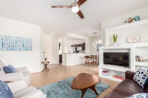 Smart TV, books - Stylish & Freshly updated 2BD 2BA with Firepit! (Surprise)