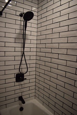 Badewanne, Haartrockner, Handtücher, Seife