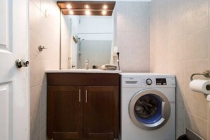 Douche, sèche-cheveux, serviettes fournies, savon