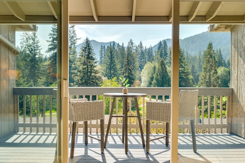 Vintage Golf Course View Condo near Mt. Hood/Skiing - Wood Fireplace 