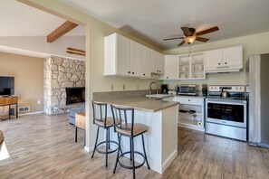 Fridge, microwave, oven, stovetop - Vintage Golf/Ski Condo near Mt. Hood w/ Beautiful Views (Welches)