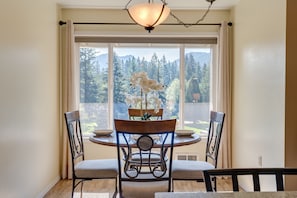 Dining - Vintage Golf/Ski Condo near Mt. Hood w/ Beautiful Views (Welches)