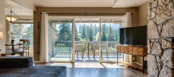 Vintage Golf Course View Condo near Mt. Hood/Skiing - Wood Fireplace 