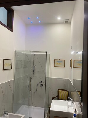 Shower, hair dryer, bidet, towels - THE ABODE OF DIONYSUS BY THE SEA APARTMENT (Siracusa)