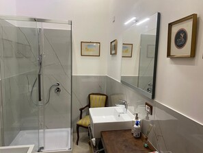 Dusche, Haartrockner, Bidet, Handtücher