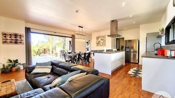 智能电视、电子游戏、桌上足球、乒乓球