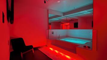 Deluxe Suite (Jacuzzi) | Bathroom | Shower, rainfall showerhead, soap, shampoo