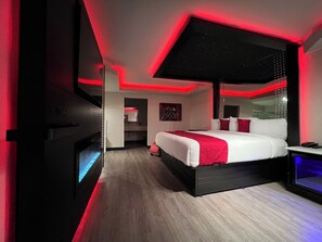 Svit Deluxe (Jacuzzi) | Vardagsrum | Tv och eldstad