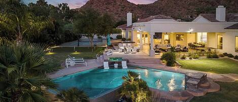 Een buitenzwembad en een verwarmd zwembad