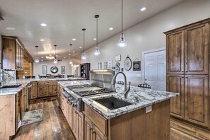Fridge, microwave, stovetop, dishwasher - Luxe Heber City Cabin + Hot Tub & Guest House (Heber City)