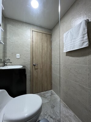 Douche, serviettes fournies, savon, shampoing