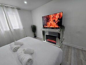 4 bedrooms, iron/ironing board, free WiFi, bed sheets - Ultimate Retreat: 98" Cinema + Arcade Game Room + BBQ + Airport (Brampton)