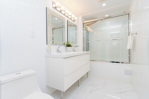 Combined shower/bathtub, jetted bath, hair dryer, towels