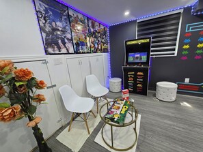 Game room - Ultimate Retreat: 98" Cinema + Arcade Game Room + BBQ + Airport (Brampton)