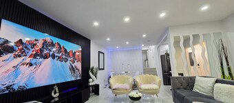 The Cinema House: 98" Theater I Near Airport I BBQ I Luxury Home