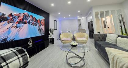 The Cinema House: 98" Theater I Near Airport I BBQ I Luxury Home