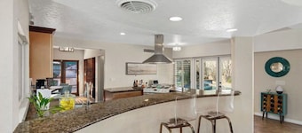 Vintage 1959 mid century modern, close to tennis and festivals